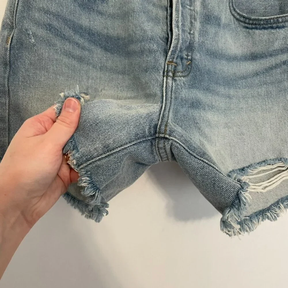 NEW NWT UNIVERSAL THREAD Mid Rise 90's Baggy Denim Shorts Light Wash Raw Hem 2